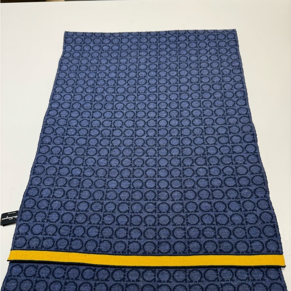 Burberry scarves authentic - Picture 10 of 11